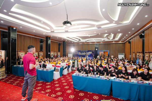 Nguyễn Anh Tùng chia sẻ tại hội trường của hệ thống Hương Thảo Group
