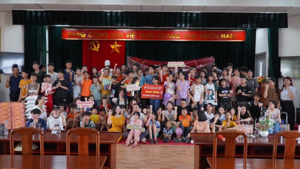 Cộng đồng Nguyễn Anh Tùng trong chuyến thiện nguyện tại Trung tâm Phục hồi chức năng người khuyết tật Thụy An 