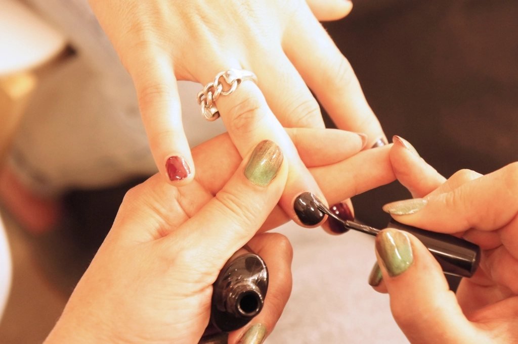 tiệm nail vắng khách phải làm sao — Tay nghề tốt mới là điều kiện cần — khách mới vẫn phải thấy được tiệm trước khi bước vào