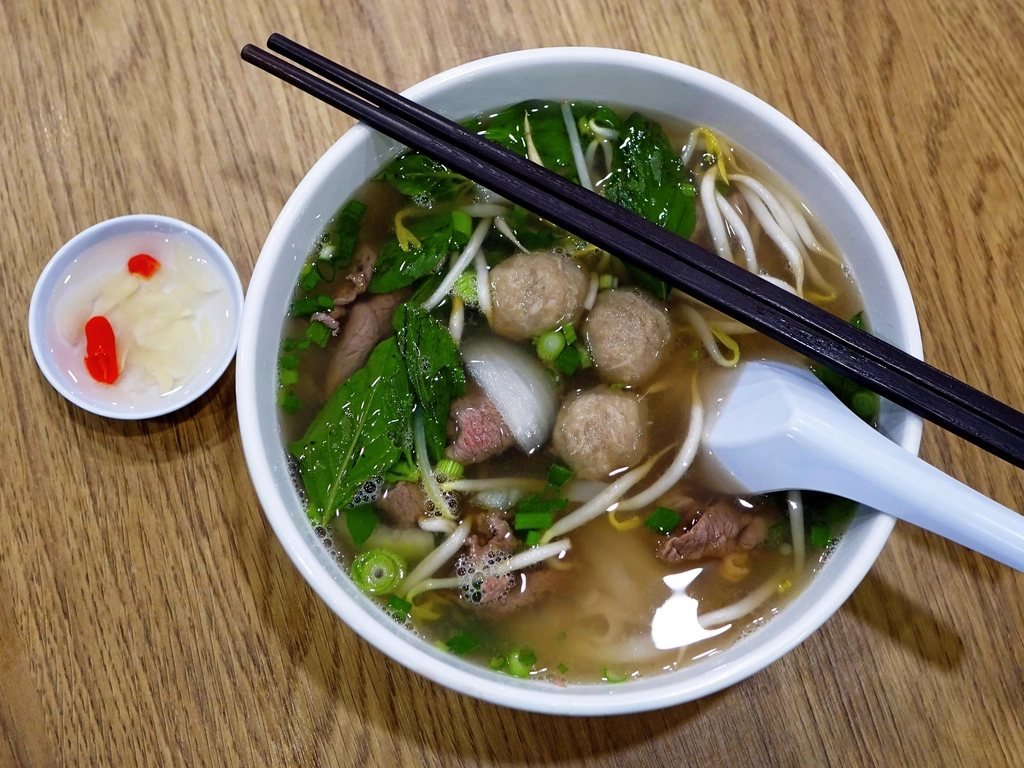 nhà hàng vắng khách phải làm sao — Món ngon chỉ kéo được khách khi người ta nhìn thấy nó trên điện thoại