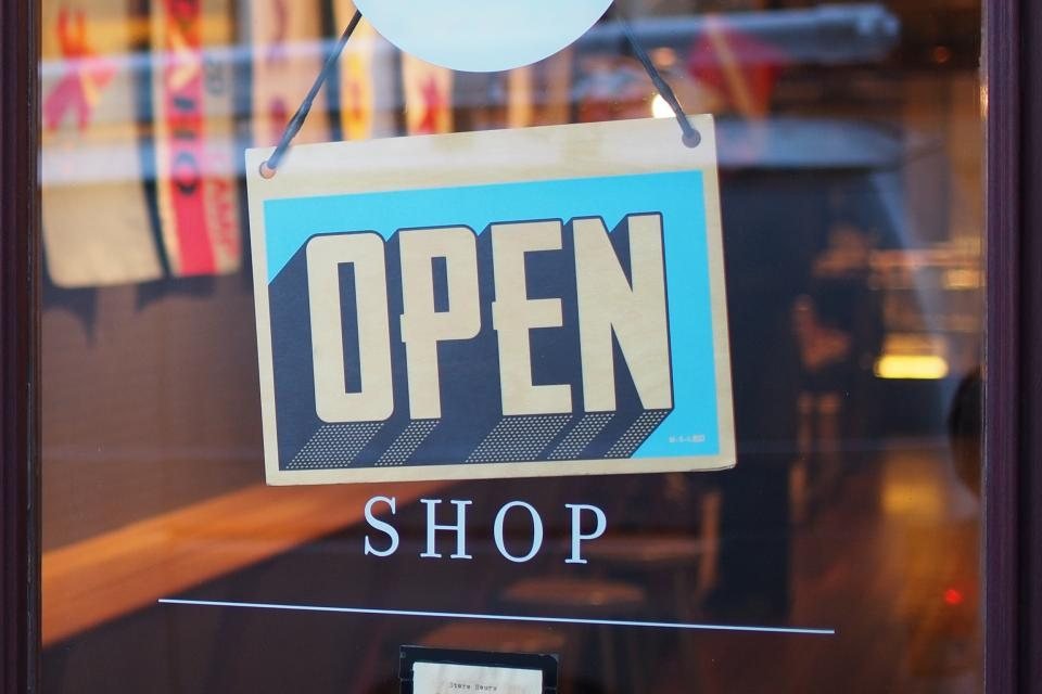 cách mở tiệm nail ở Mỹ — Ngày treo bảng Open, nên có sẵn người biết tới tiệm