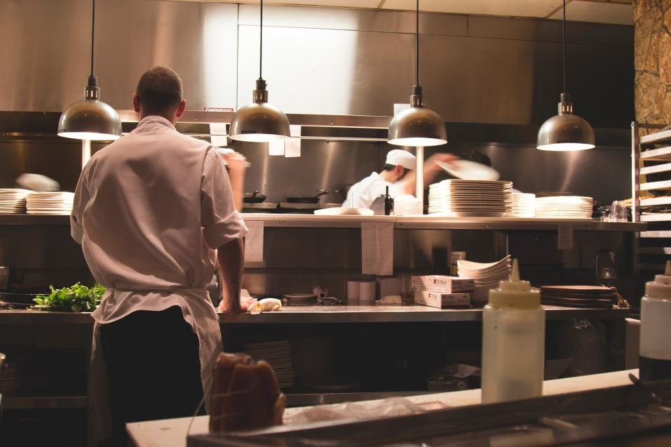 cách mở quán ăn ở Mỹ — Bếp phải được duyệt giấy phép trước, rồi mới tính chuyện ký thuê