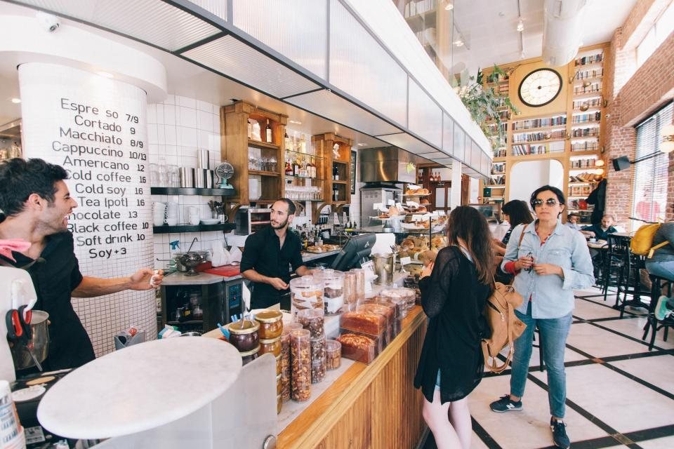 Google review là gì — Khoảnh khắc ở quầy tính tiền là lúc dễ xin review nhất