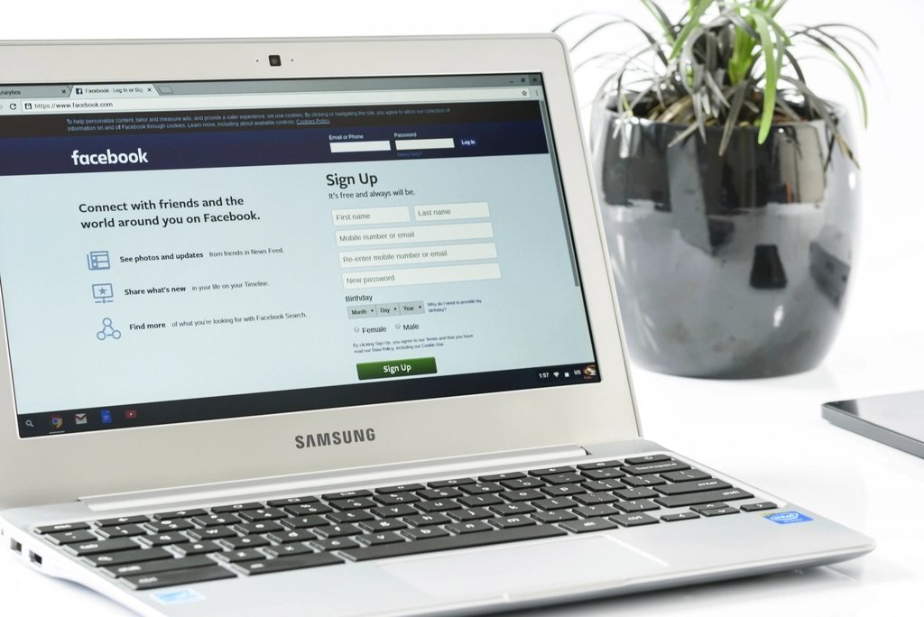 Laptop đang mở trang Facebook — làm ảnh bìa fanpage bán hàng