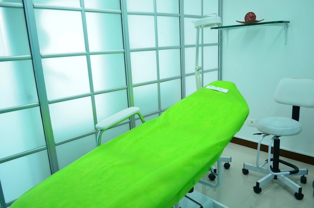 Phòng spa sạch sẽ với giường trị liệu — ảnh thật cho ảnh bìa fanpage bán hàng