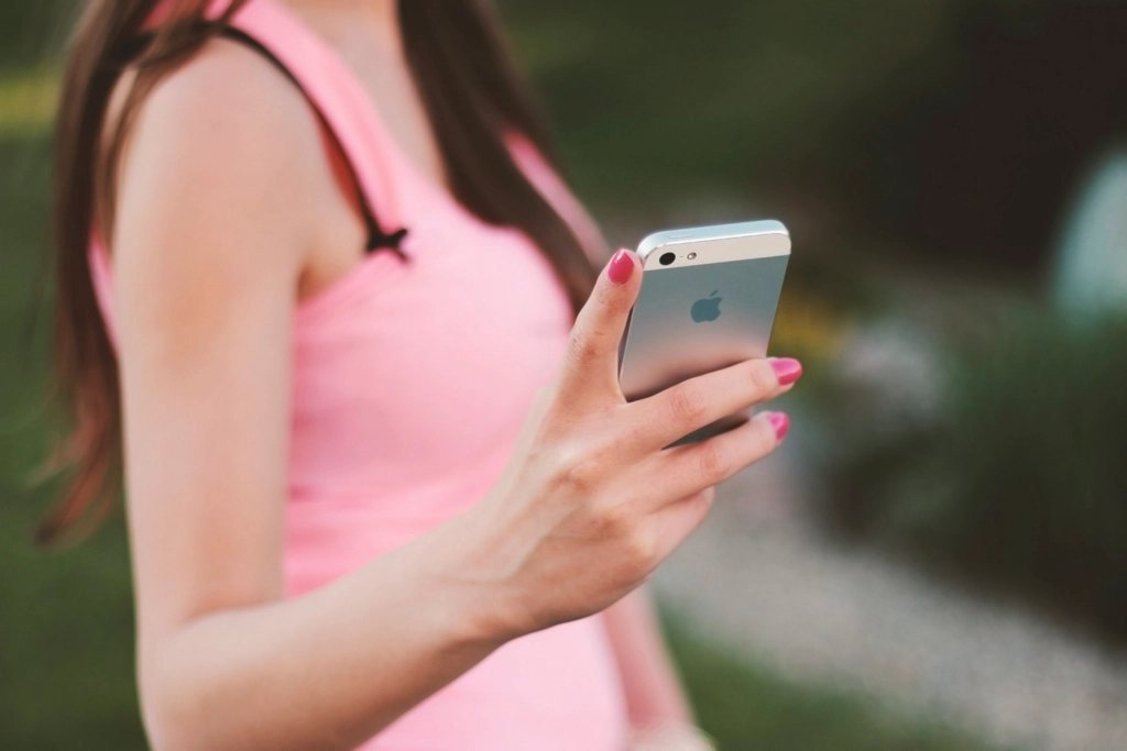 Người bán trả lời tin nhắn khách trên điện thoại — bán hàng online ở Mỹ