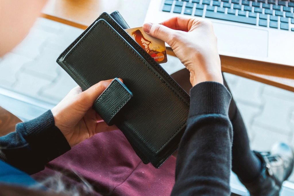 Khách mua hàng online bằng thẻ — có nên bán hàng online không