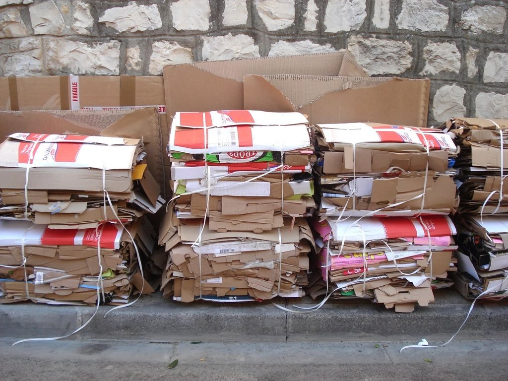 Những kiện thùng carton xếp chồng — bán hàng online cần tính chi phí đóng gói