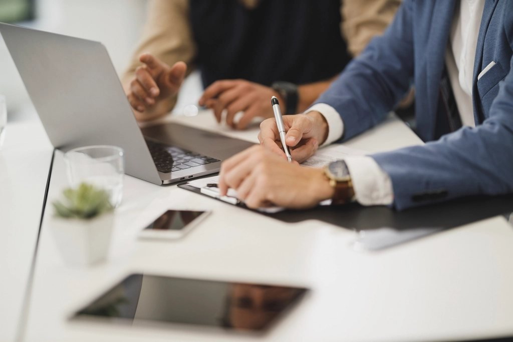 Hai người trao đổi bên laptop — coaching khác training như thế nào