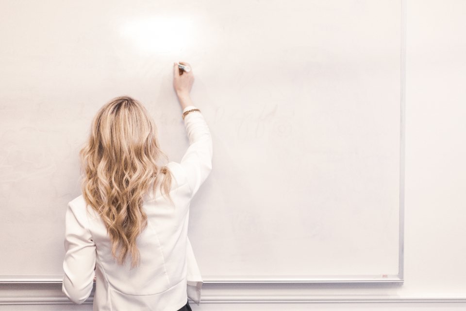 Người huấn luyện viết lên bảng trắng — làm sao để trở thành coach