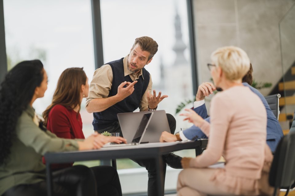 Buổi học nhóm quanh bàn — training dạy nhiều người một lúc