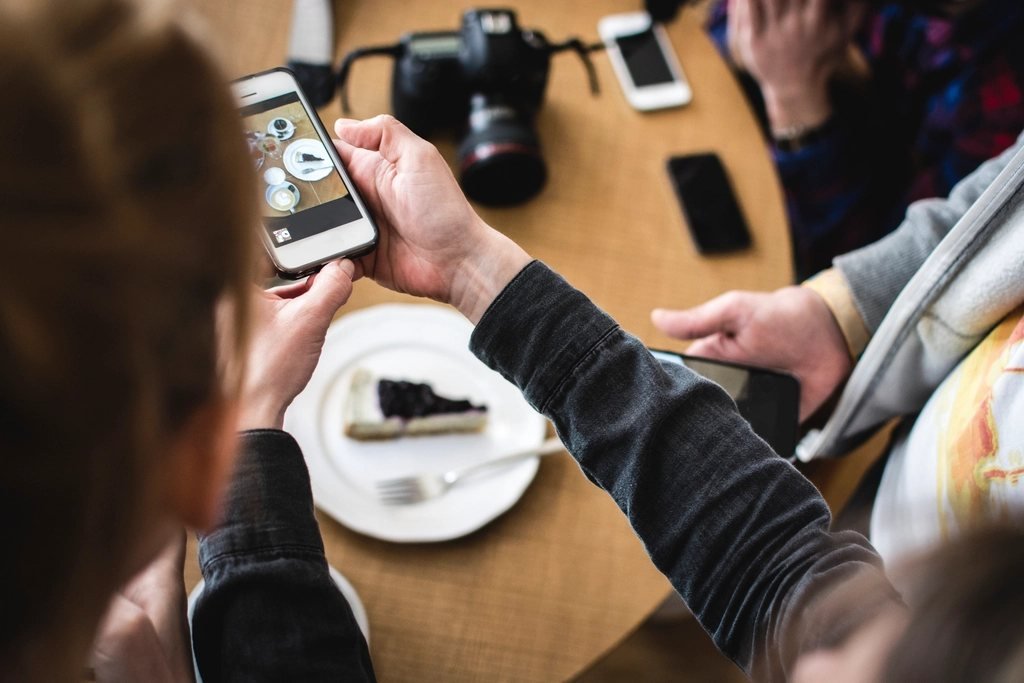 Chụp ảnh món bánh bằng điện thoại để đăng mạng xã hội — content marketing
