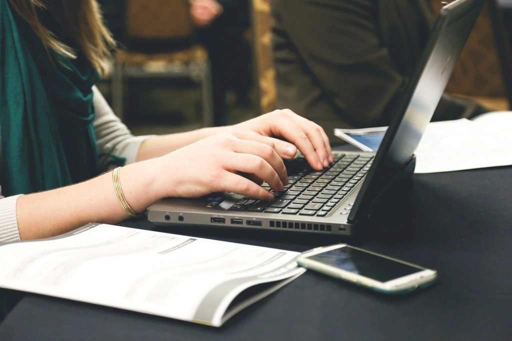 Viết nội dung trên laptop — bắt đầu content marketing một mình