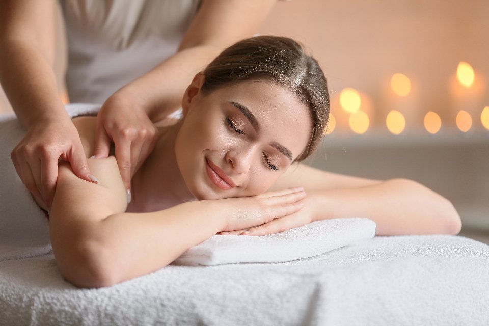 Buổi trị liệu tại spa — người giỏi nghề đem tay nghề lên lớp online