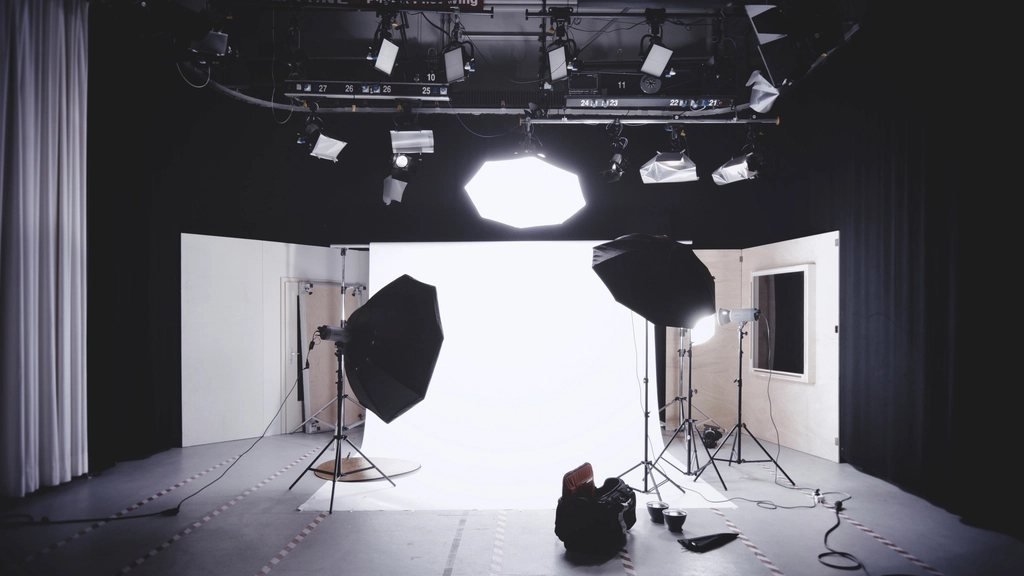 Phòng quay với đèn studio — kinh nghiệm edit video cho người mới