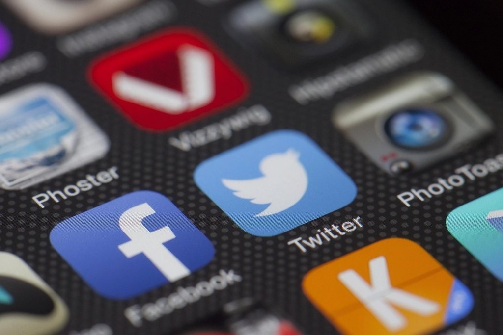 Biểu tượng ứng dụng Facebook và các mạng xã hội trên màn hình điện thoại — bán hàng trên fanpage có hiệu quả không