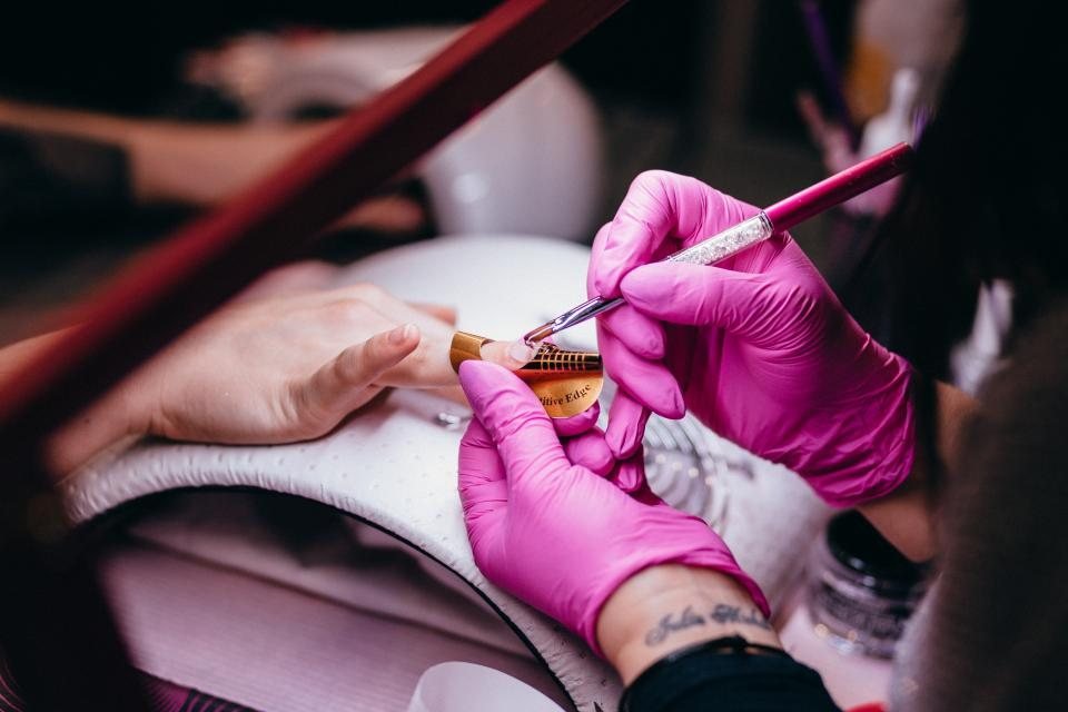 Thợ nail đang làm móng — nội dung quá trình làm việc để tăng follow Instagram