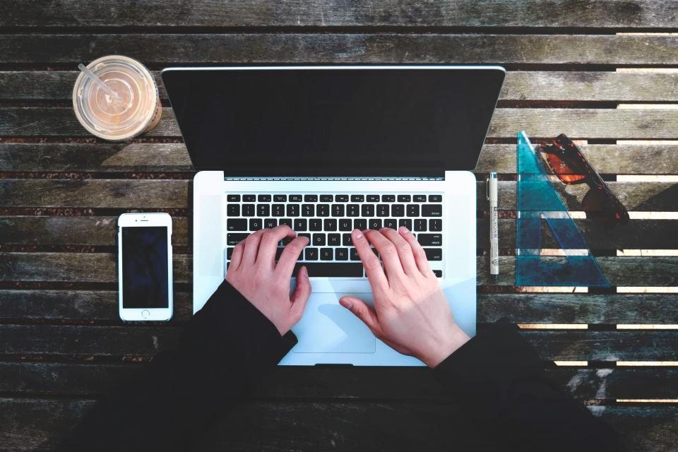 Học marketing online trên laptop và điện thoại