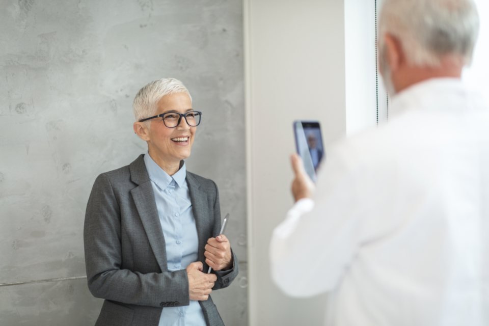 Chụp ảnh bằng điện thoại cho trang Instagram của tiệm