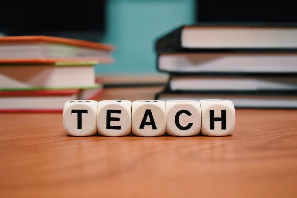 Chữ TEACH trên bàn — biến kinh nghiệm thành khoá học online