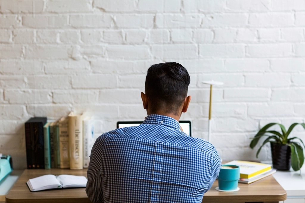 Người đàn ông làm việc online tại nhà — cách kiếm tiền online ở Mỹ