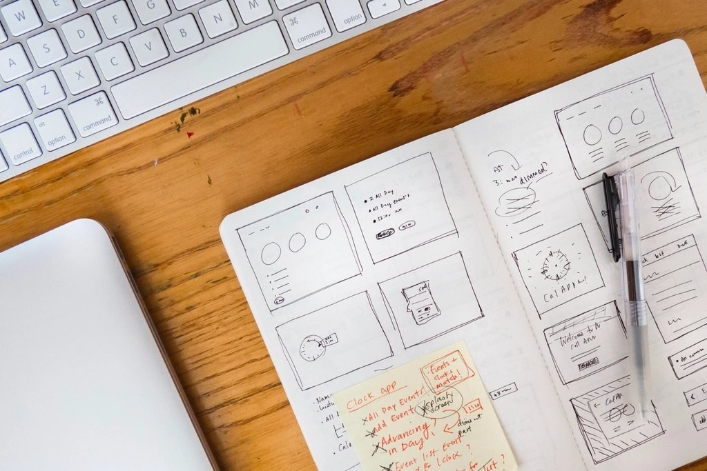 Bản phác bố cục trang trên bàn làm việc — landing page là gì trong chiến lược digital marketing