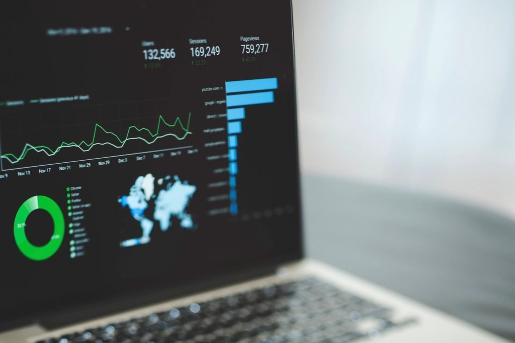 Laptop mở bảng số liệu truy cập — cách marketing online hiệu quả