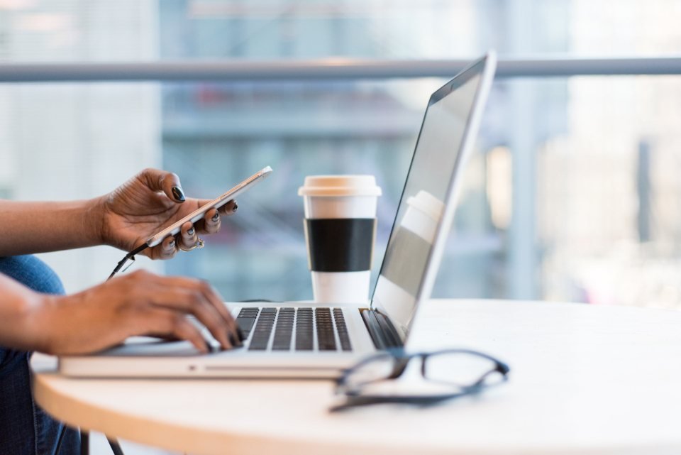 Người phụ nữ làm việc với laptop — cách mở lớp dạy online