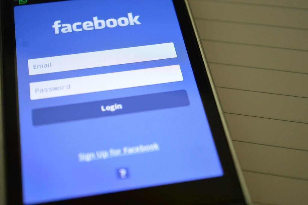 Trang đăng nhập Facebook trên máy tính bảng — mạng xã hội bán hàng online