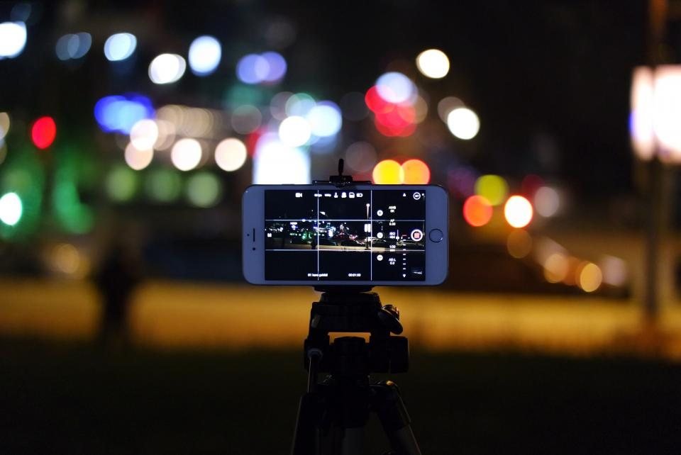 Điện thoại trên chân máy — quay video bằng điện thoại đẹp