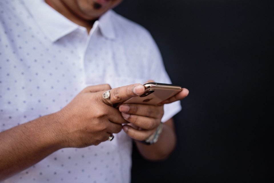 Người cầm điện thoại lướt nội dung — cách chia sẻ Reels Instagram lên Story