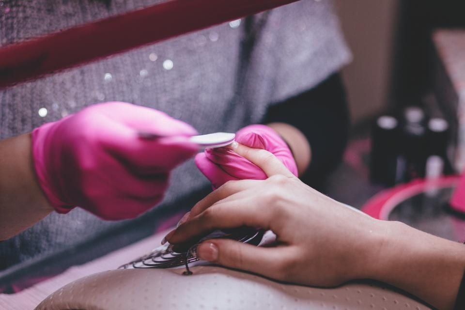 Thợ làm móng cho khách — nội dung Reels cho tiệm nail