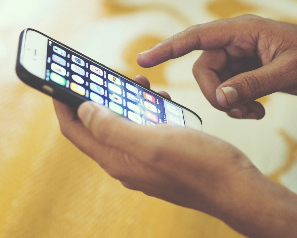 Lướt video trên điện thoại — cách tag để lên xu hướng TikTok
