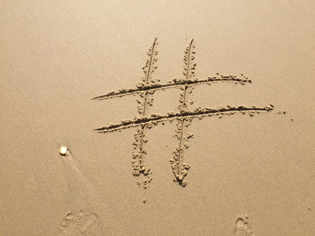 Ký hiệu hashtag vẽ trên cát
