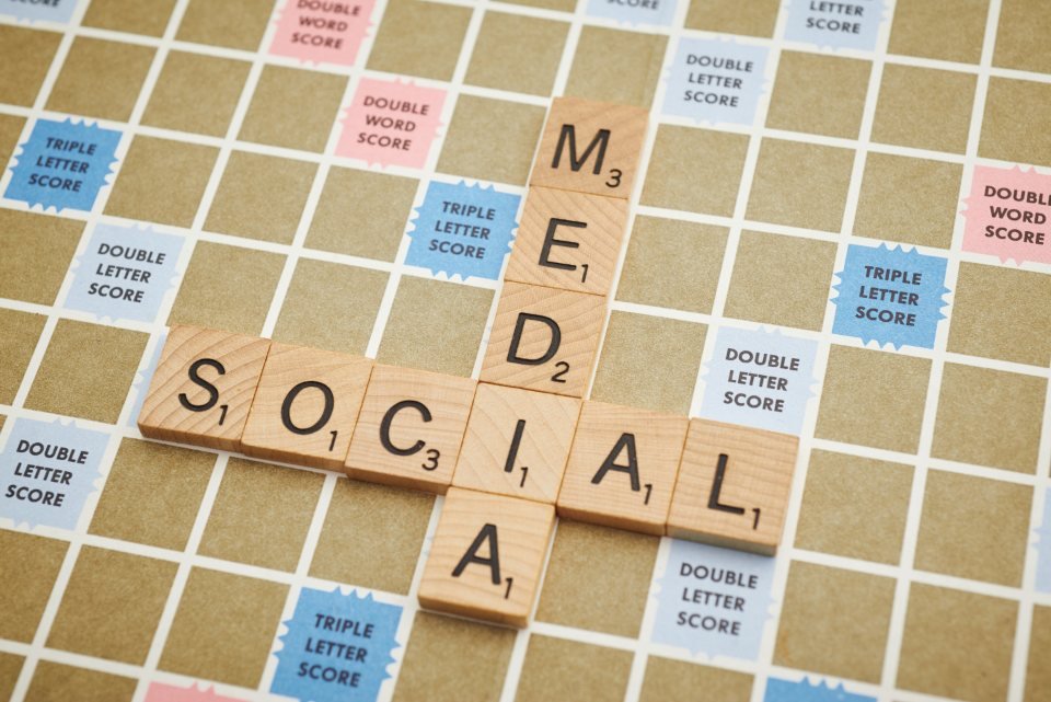Chữ Social Media xếp bằng quân cờ — có nên tạo fanpage bán hàng