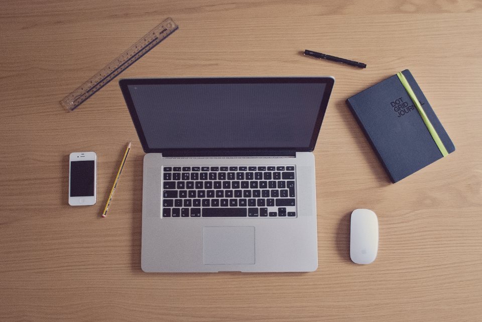 Laptop và điện thoại trên bàn làm việc — tạo fanpage bán hàng