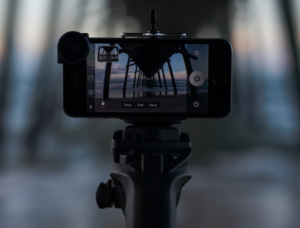 Điện thoại gắn tay cầm quay video — tạo thương hiệu cá nhân trên TikTok