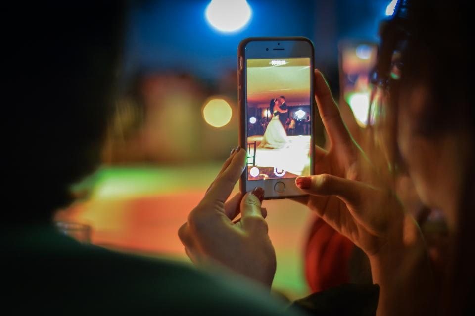 Quay video bằng điện thoại trong sự kiện — kinh nghiệm làm TikTok