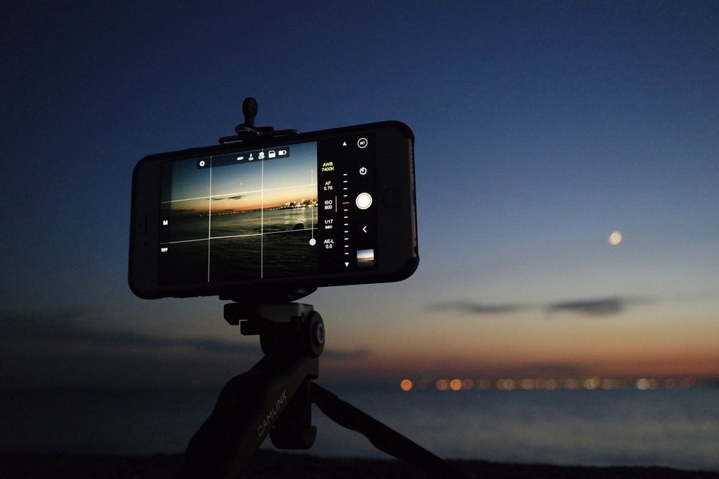 Điện thoại trên chân máy quay video bán hàng trên TikTok
