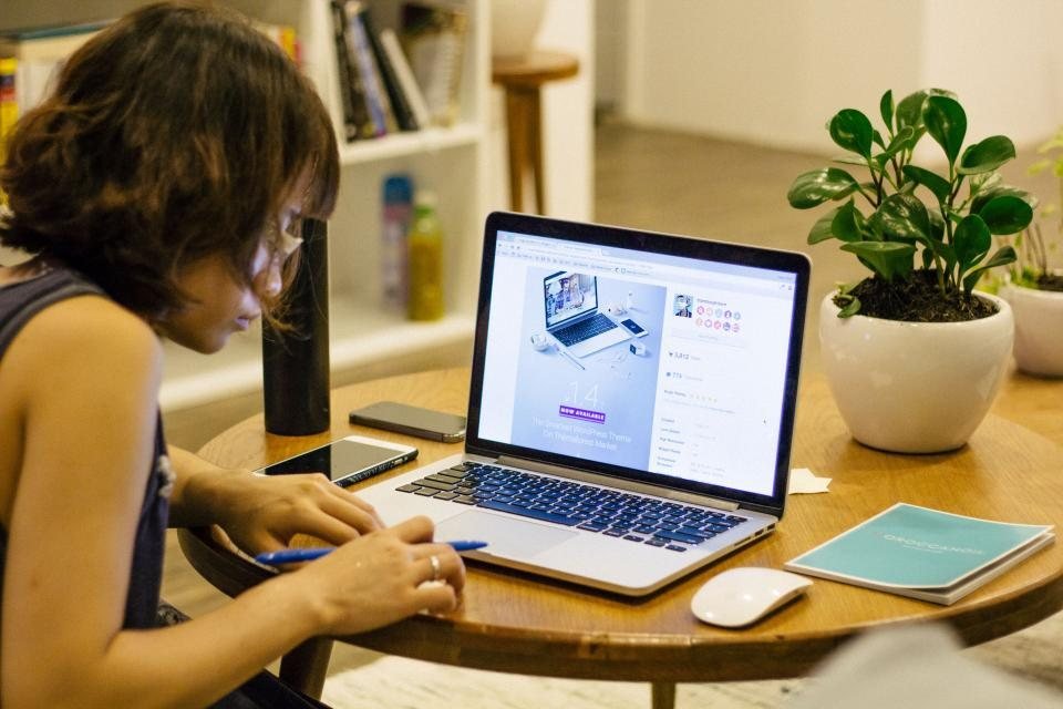Người học xem bài giảng trên laptop và ghi chép