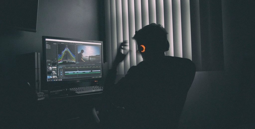 Dựng video cho kênh YouTube trên máy tính