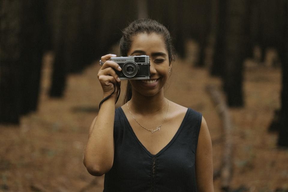 Người phụ nữ cầm máy ảnh chụp về phía trước — biến ý tưởng thành video