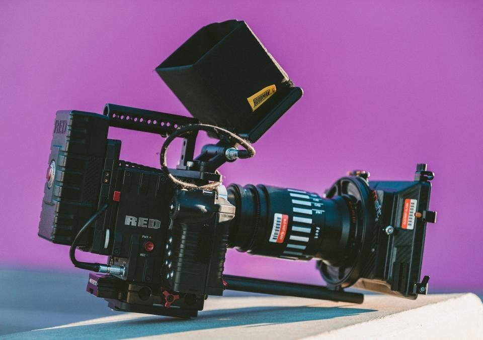Máy quay chuyên nghiệp — người mới làm YouTube không cần đầu tư ngay