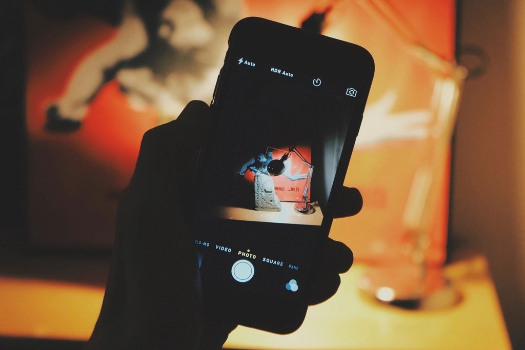 Điện thoại đang mở camera quay video dọc — cách kiếm tiền từ YouTube Shorts