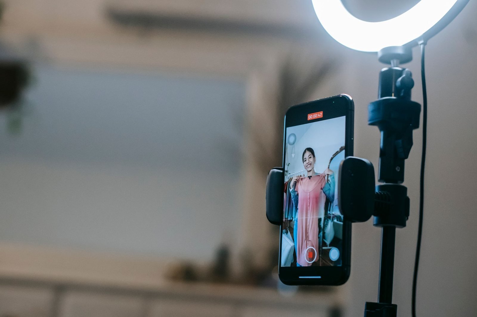 Dựng điện thoại lên chân đế để quay video TikTok