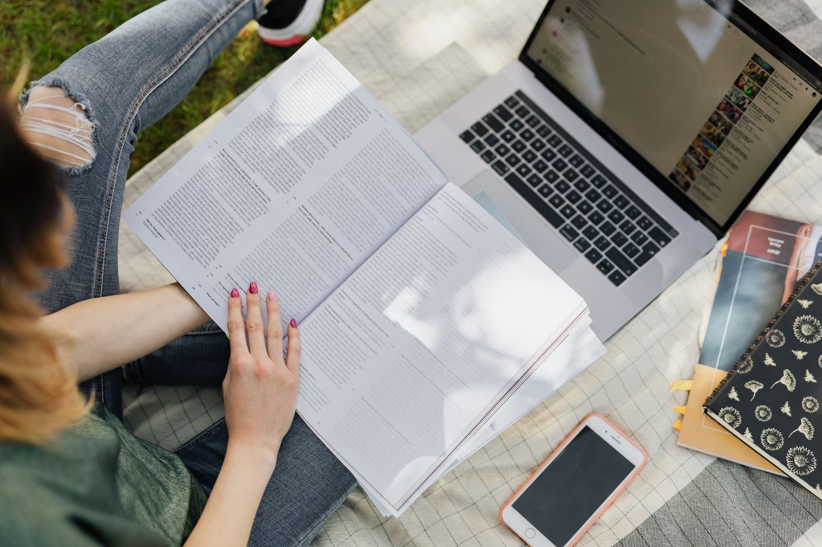 Tự học bán hàng online qua laptop