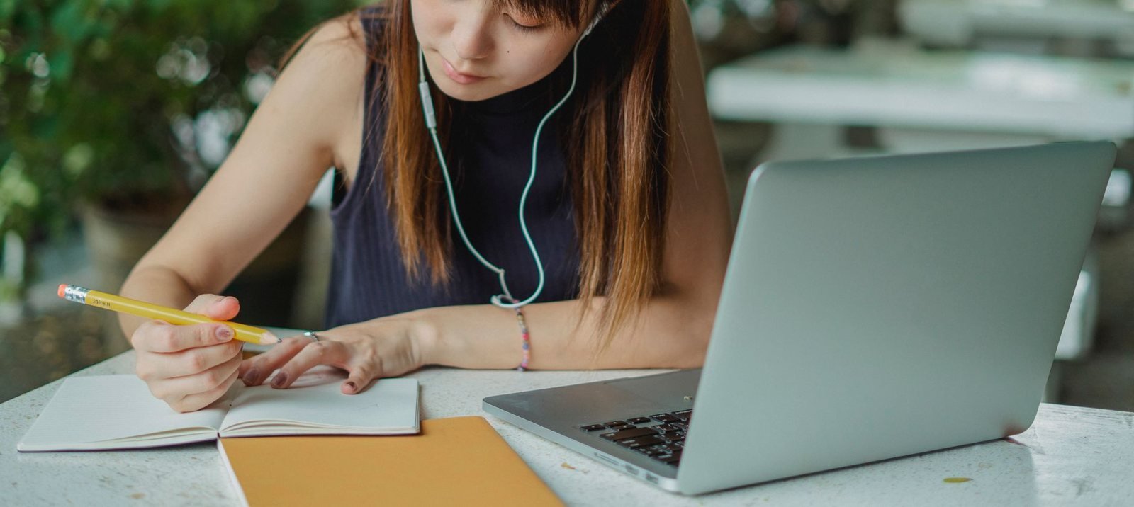 Tự học digital marketing bằng laptop
