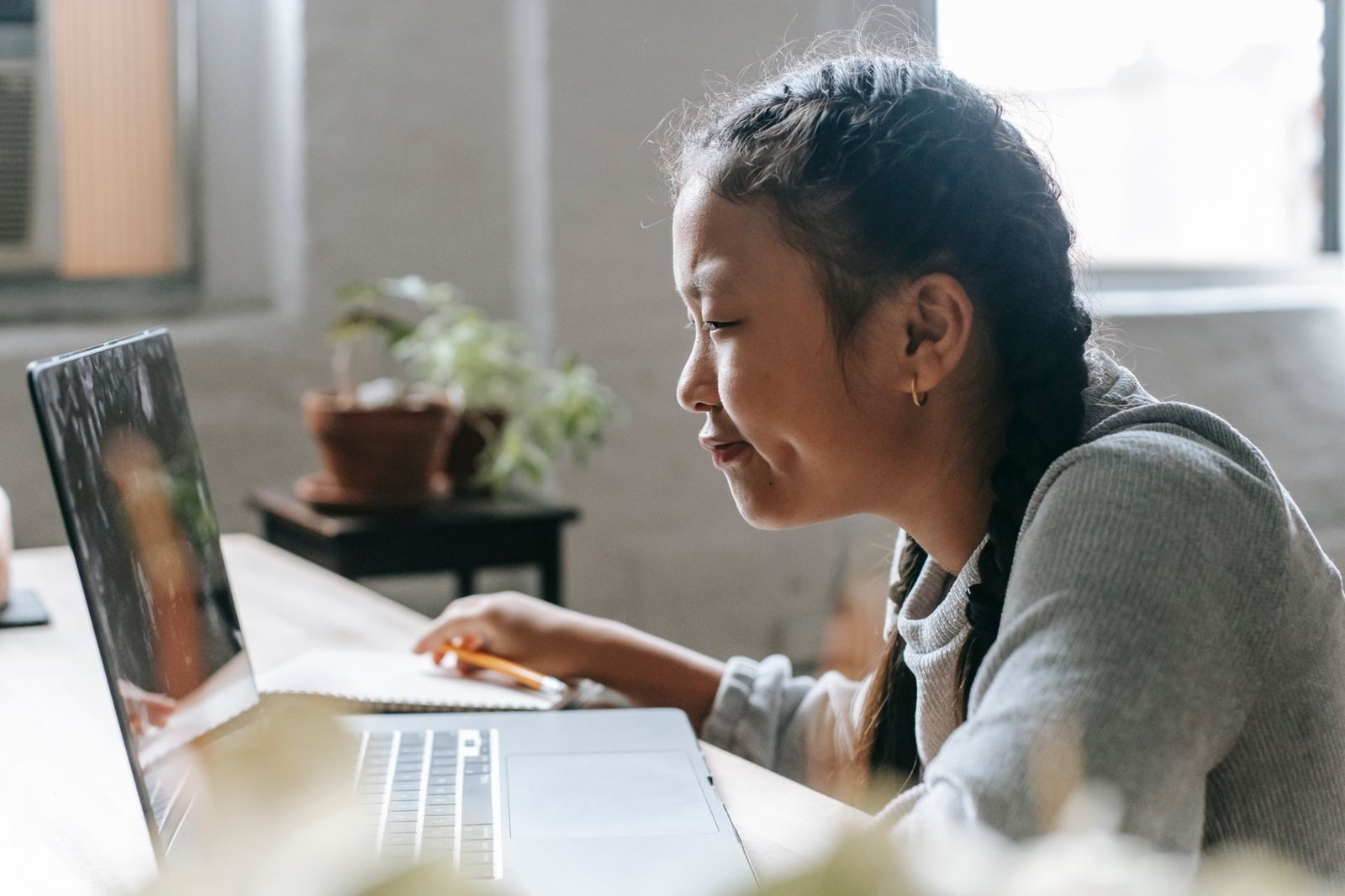 Học viên học kỹ năng online tại nhà