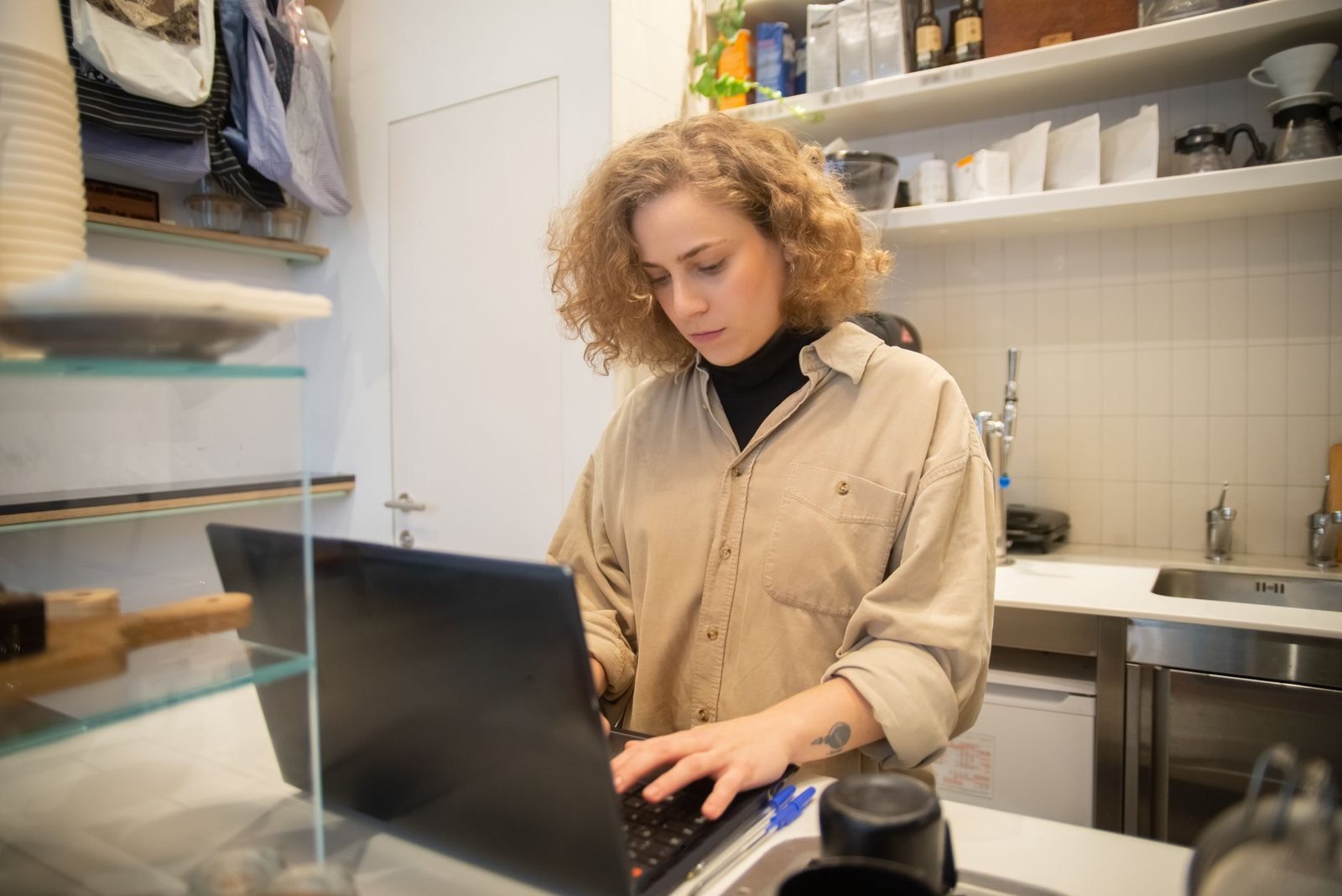 Làm việc online bằng laptop