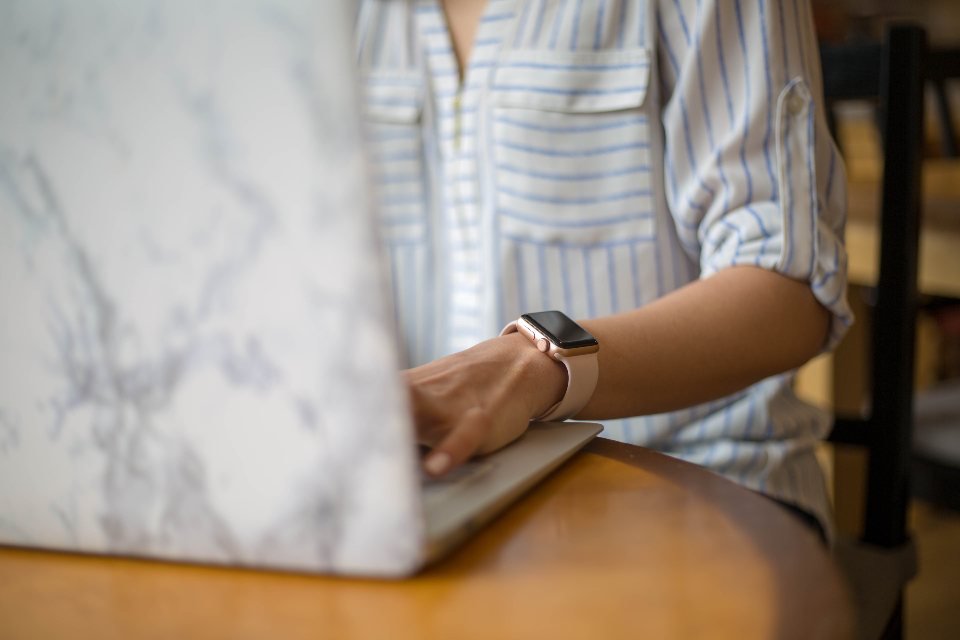 Chủ tiệm ngồi làm chiến lược digital marketing trên laptop